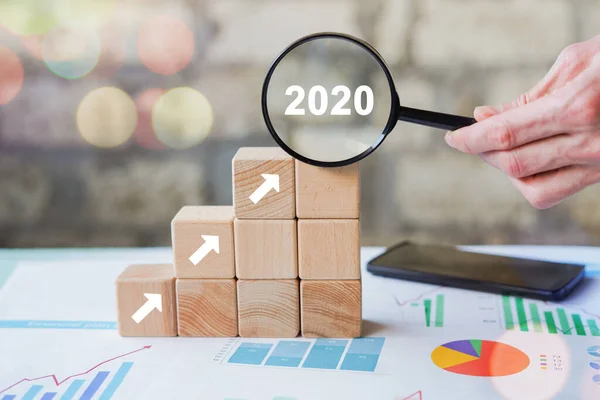 Affärsidé Tillväxt Sökning 2020 Framgång Process Affärsman Hand Ordna Trä — Stockfoto