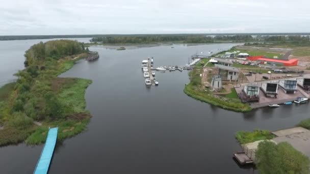 Mini Tekne Istasyonu Rus Volga Nehri Kıyısında — Stok video