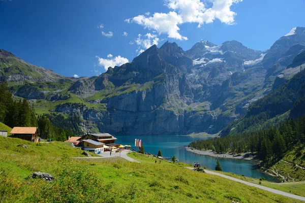 KANDERSTEG, SUIZA - 27 de agosto de 2016: La vista veraniega de Oe — Foto de Stock