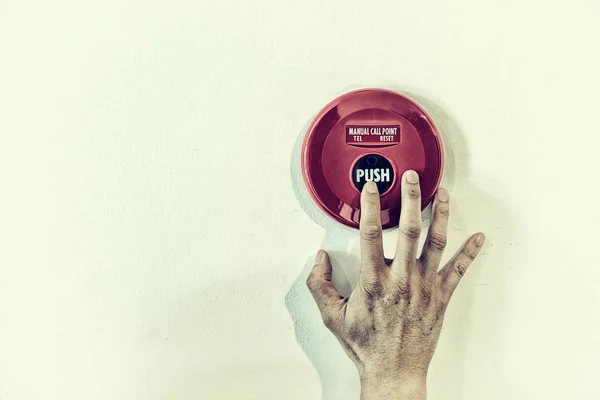 La mano del hombre está empujando la alarma de incendio en la pared blanca en vinta — Foto de Stock