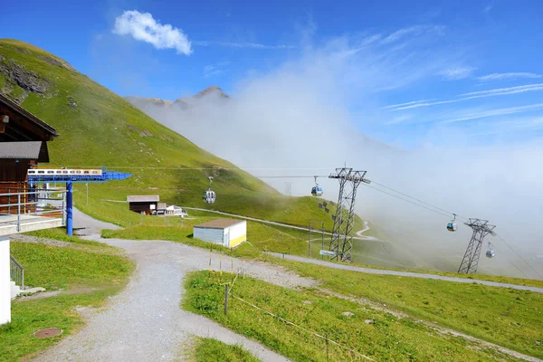 Kabelová auta jít na první stanici, Grindelwald, Švýcarsko — Stock fotografie