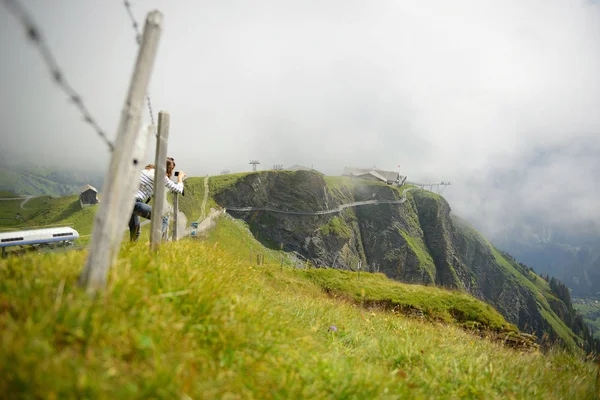 Una mujer dispara la pasarela de acero sobre los Alpes alrededor de la primera parte superior st — Foto de Stock