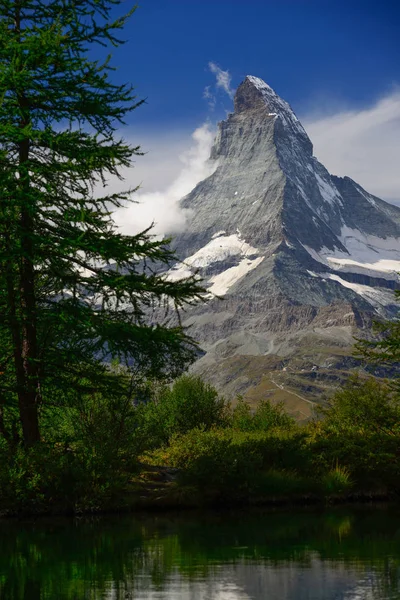 Mañana de verano en el lago Grindjisee con el pico de Matterhorn backd — Foto de Stock