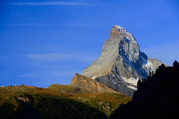 Matterhorn por la mañana temprano con cielo azul en verano. Zermatt, Sw — Foto de Stock