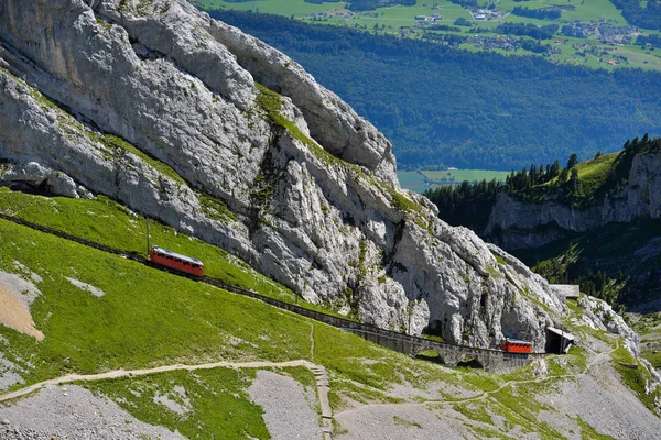 Två röda Pilatus tåget, världens brantaste kugghjul järnväg Stockbild