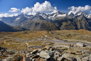 Dağcı gitmek hiking boyunca demiryolu parça G