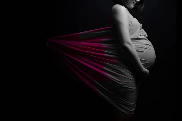 Těhotná žena v mávání fabric.art módní portrét — Stock fotografie