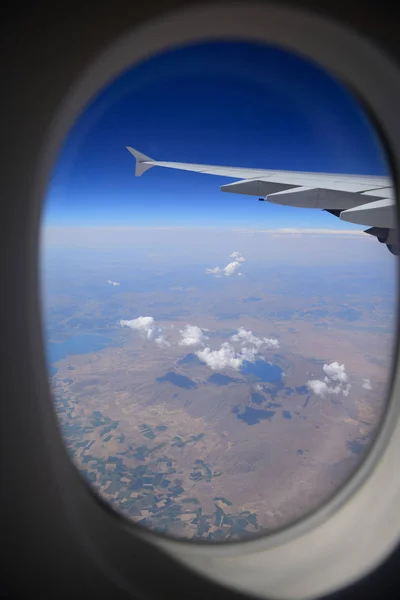 Guardando attraverso la finestra, ala aereo e terreno con un bel bl — Foto Stock