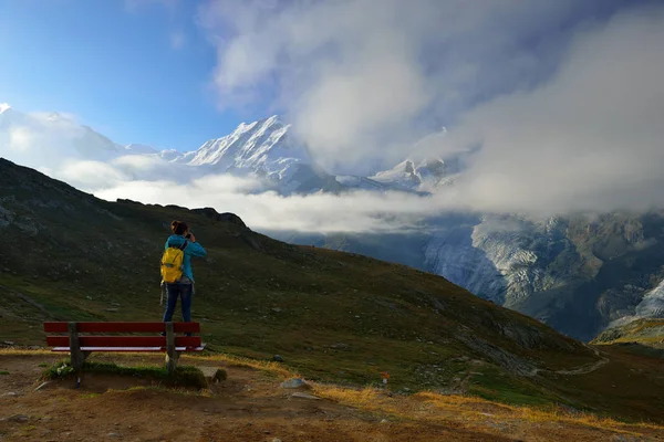 La mujer excursionista está mirando desde la estación de Rotenboden a la montaña — Foto de Stock