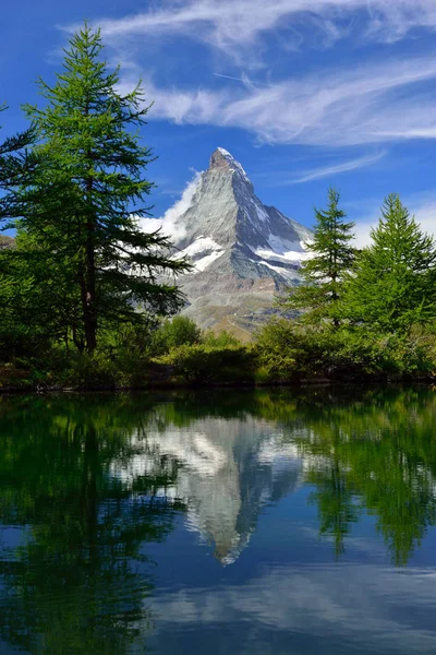 Matterhorn refletindo em Grindjisee - um dos lagos no 5 — Fotografia de Stock