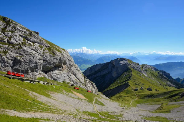 Le chemin de fer à roue dentée le plus raide au monde menant à un sommet du mont Photo De Stock