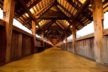 LUCERNE, SWitzERLAND - 28 AĞUSTOS 2016: İsviçre 'nin tarihi şehir merkezi Lucerne' deki ünlü Chapel Köprüsü içinde yürüyüş yolu.