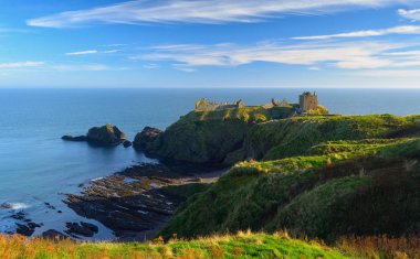 Aberdeen, İskoçya 'da mavi gökyüzü geçmişi olan Dunnottar Şatosu.