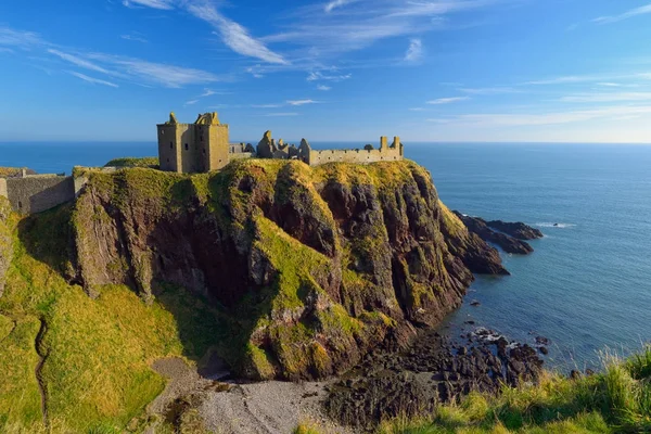 Dunnottar Hrad Modrým Nebem Pozadí Aberdeenu Skotsko — Stock fotografie