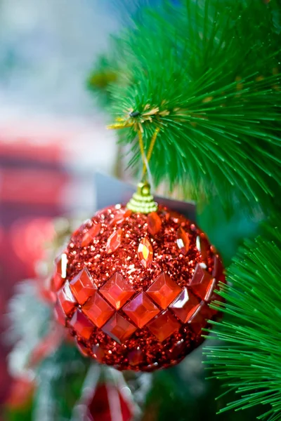 Κόκκινη Χριστουγεννιάτικη μπάλα — Φωτογραφία Αρχείου
