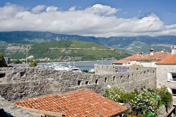 Techos rojos en la ciudad de Budva, Montenegro. Vista desde arriba . —  Fotos de Stock