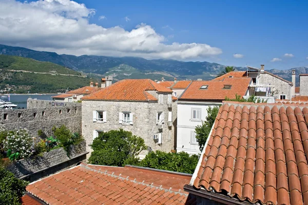 Czerwone dachy w mieście Budva, Czarnogóra. Od góry. — Zdjęcie stockowe