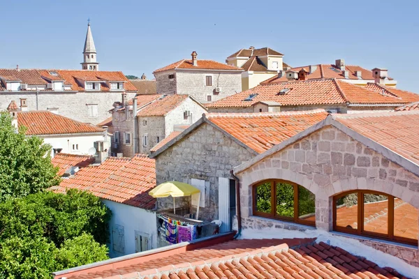 Telhados vermelhos na cidade de Budva, Montenegro. Vista de cima . — Fotografia de Stock