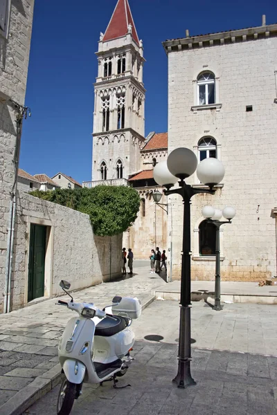 Motor scooter at the street of the city of Trogir — Stock Photo, Image