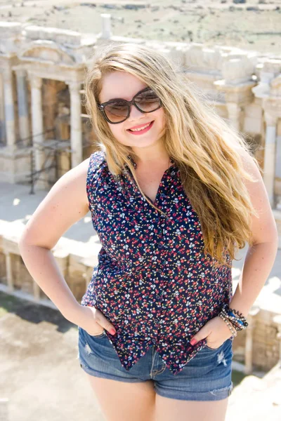 Hermosa mujer en Hierapolis, Turquía — Foto de Stock