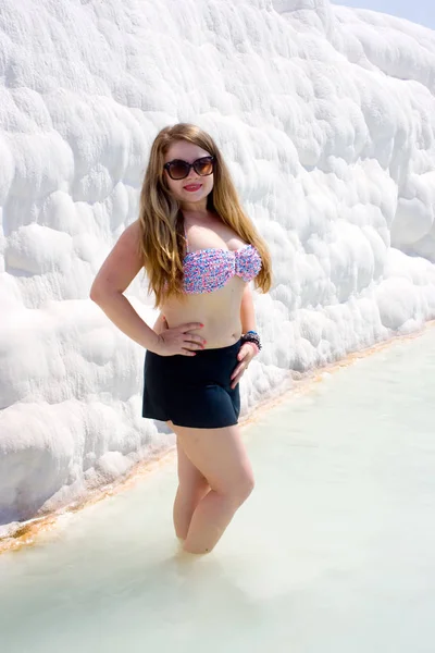 Hermosa mujer en Pamukkale, Turquía — Foto de Stock