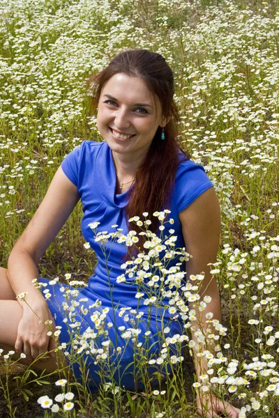 Schöne Frau auf einem Kamillenfeld — Stockfoto