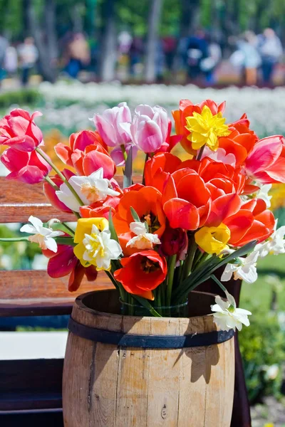 Buquê de tulipas vermelhas, amarelas e brancas em barril de madeira — Fotografia de Stock