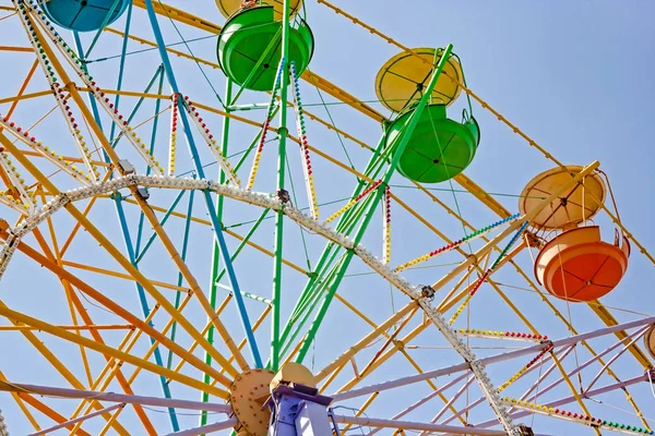 Rueda de Vintae ferris en alto cielo azul —  Fotos de Stock