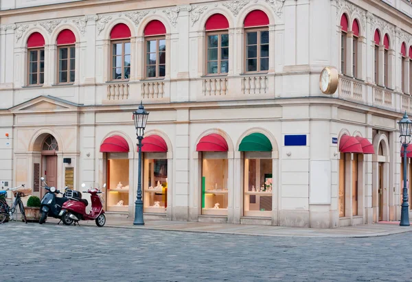 Piękny budynek sklepu w centrum Drezna — Zdjęcie stockowe