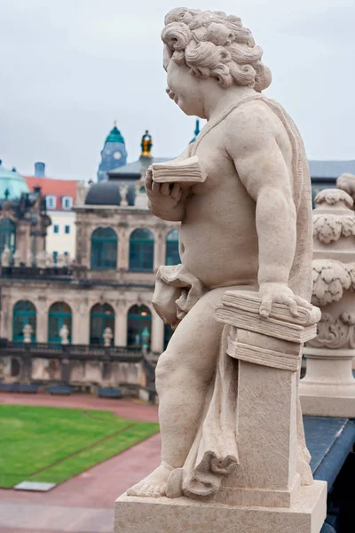 Статуя в Цвингере, Дрезден, Германия — стоковое фото