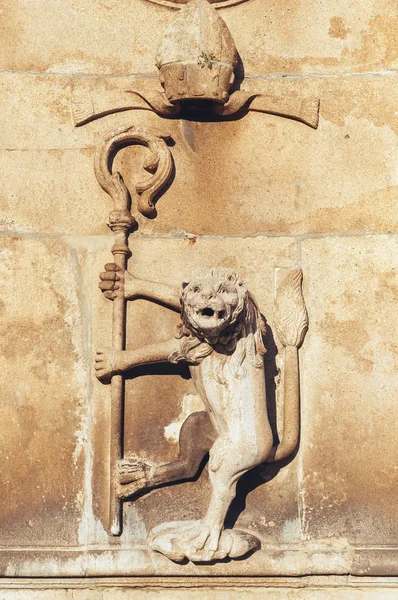 Lion Carved Sculpture Holding a Corsier — Stock Photo, Image