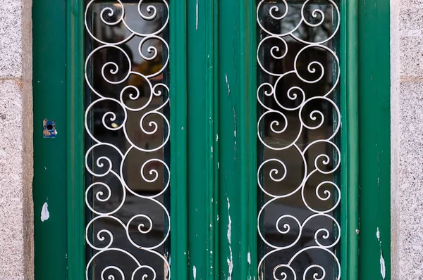 Porta verde velha com padrão decorativo metálico — Fotografia de Stock
