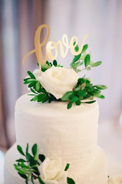 White Wedding Cake With Love Word — Stock Photo, Image