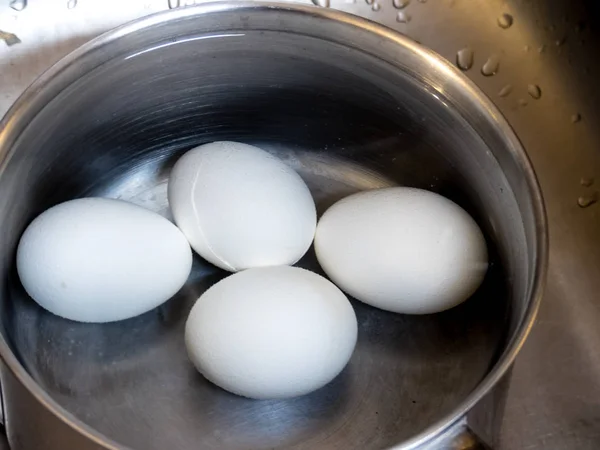 Quatro Ovos Cozidos Uma Panela Água Ovo Está Rachado — Fotografia de Stock