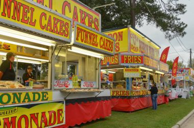 Benson, North Carolina, Amerika Birleşik Devletleri - 28 Eylül 2013: gıda satıcı kabinleri katır gün Festivali sırasında