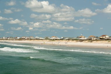 İnsanlar ve mesafe evlerde ile plaj manzara