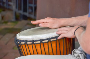 Bir sokak Hazırlayanın elleri ve djembe davul closeup