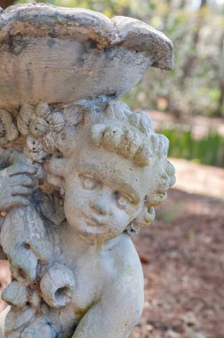 Bir taş birdbath closeup bir çocuğun bir oyma ile