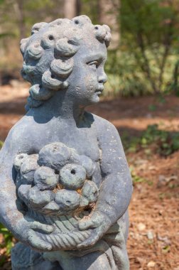 Taş Heykel meyve sepeti tutan bir çocuğun