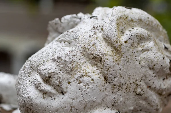 Tatlı bir çocuk aşınmış taş heykeli yüz