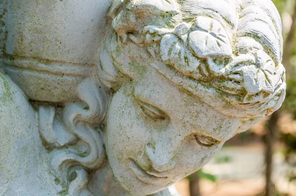 Bir vazo tutan bir klasik heykel closeup