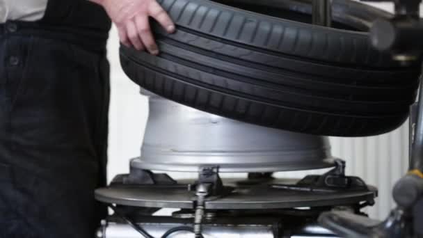 Automechaniker Montieren Reifen Auf Leichtmetallrad — Stockvideo