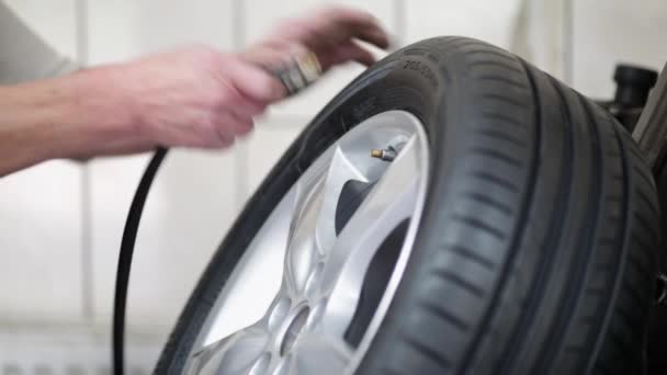 Neumático Llenado Mecánico Automóviles Rueda Aleación Con Aire — Vídeo de stock