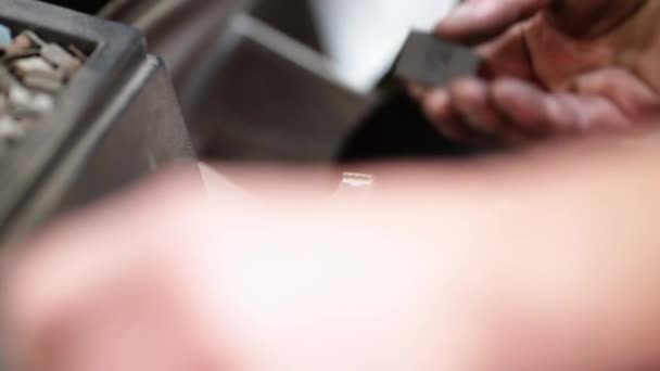 Mécanicien de voiture équilibrage roue en alliage 