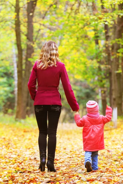 Madre con figlia nel parco autunnale — Foto Stock