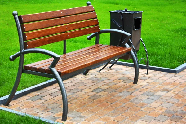 Elegante banco en un parque — Foto de Stock