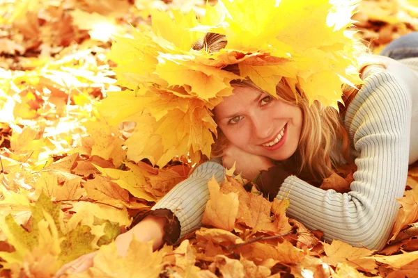 Happy girl in autumn park — Stock Photo, Image