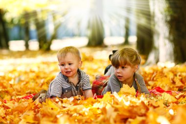 bir parkta oynayan mutlu çocuk