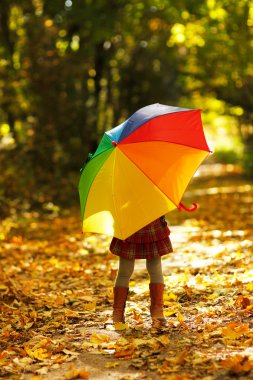 oynayan mutlu çocuk 