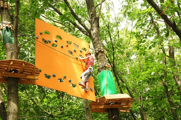 Mädchen im Park auf den Seilen — Stockfoto